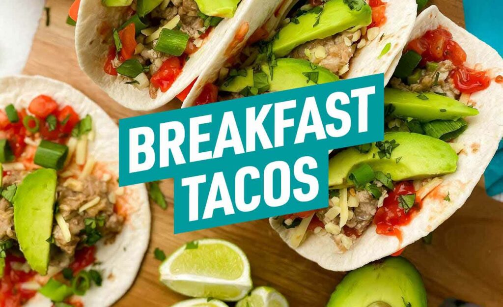 Dites adieu aux petits déjeuners ennuyeux avec nos délicieux tacos à base d’œufs brouillés, d’avocat onctueux, de purée de haricots et de sauce tomate fraîche.