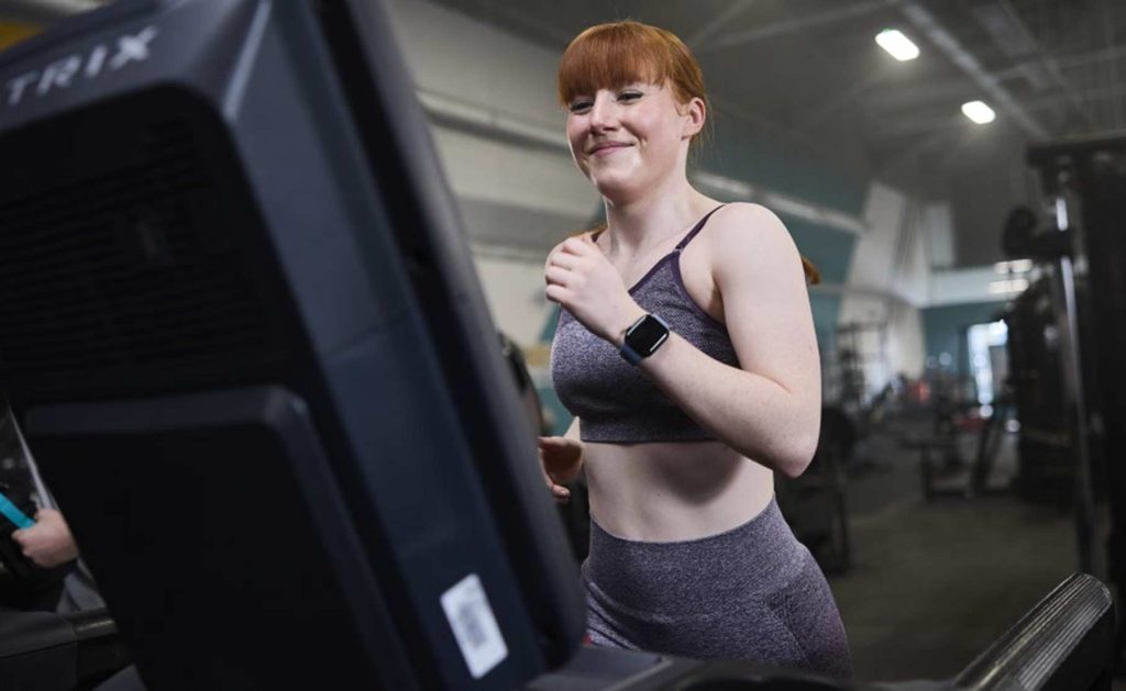 La course et l'haltérophilie sont souvent considérées comme des exercices  séparés : la course comme un exercice cardiovasculaire servant souvent à perdre du poids, améliorer la santé cardiaque et augmenter l'endurance et la capacité aérobique, alors que la musculation est considérée comme une pratique ciblée sur le renforcement, le déloppement et la puissance des muscles.