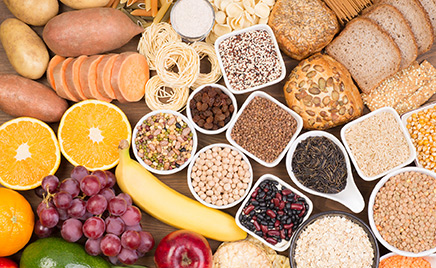 Découvrez comment les glucides alimentent l’exercice, aident la récupération et améliorent la performance, avec les meilleures sources pour les sportifs