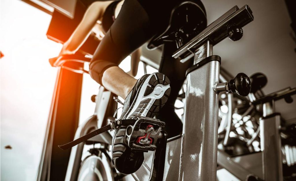 Découvrez comment débuter le vélo training avec un plan d’entraînement simple et efficace. À la maison, en salle de sport ou à l'extérieur !