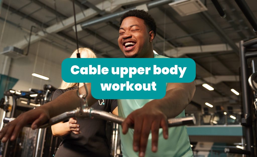 Entraînement du haut du corps à la poulie. Avec cet entraînement, vous renforcez vos bras, votre dos et stabilisez votre posture.
